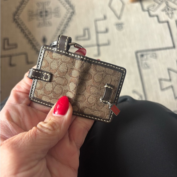 Coach photobook keychain - Picture 3 of 4